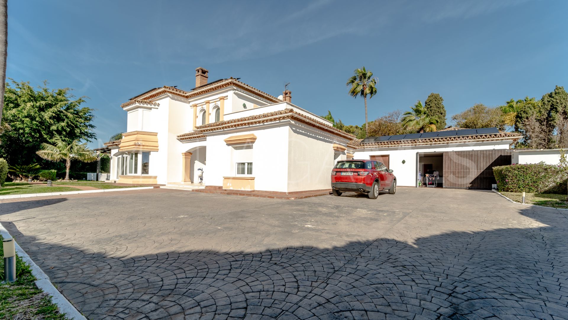 Villa for sale in Guadalmina Baja