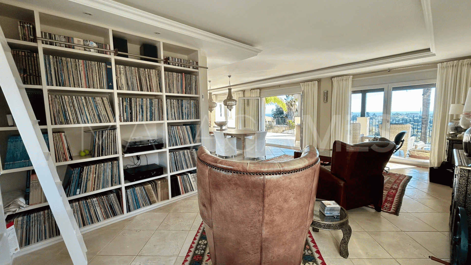 Villa for sale in Estepona