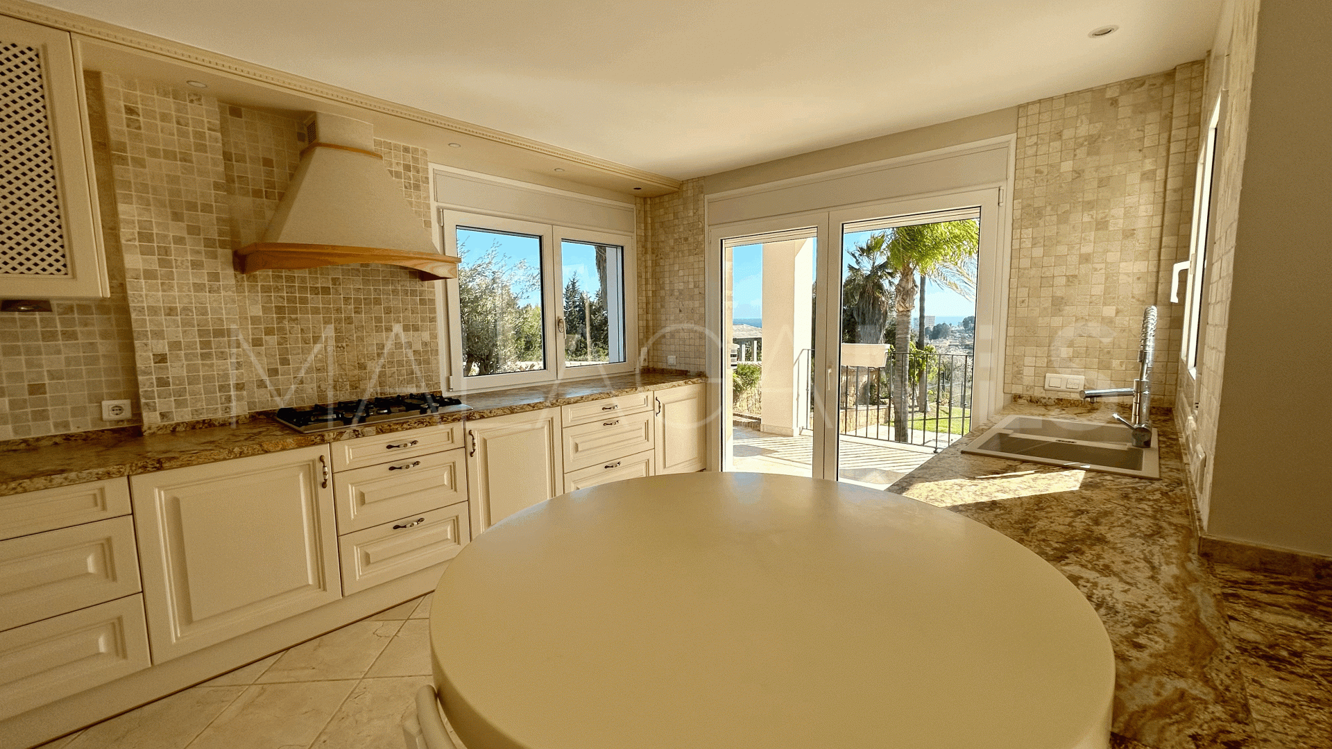 Villa for sale in Estepona
