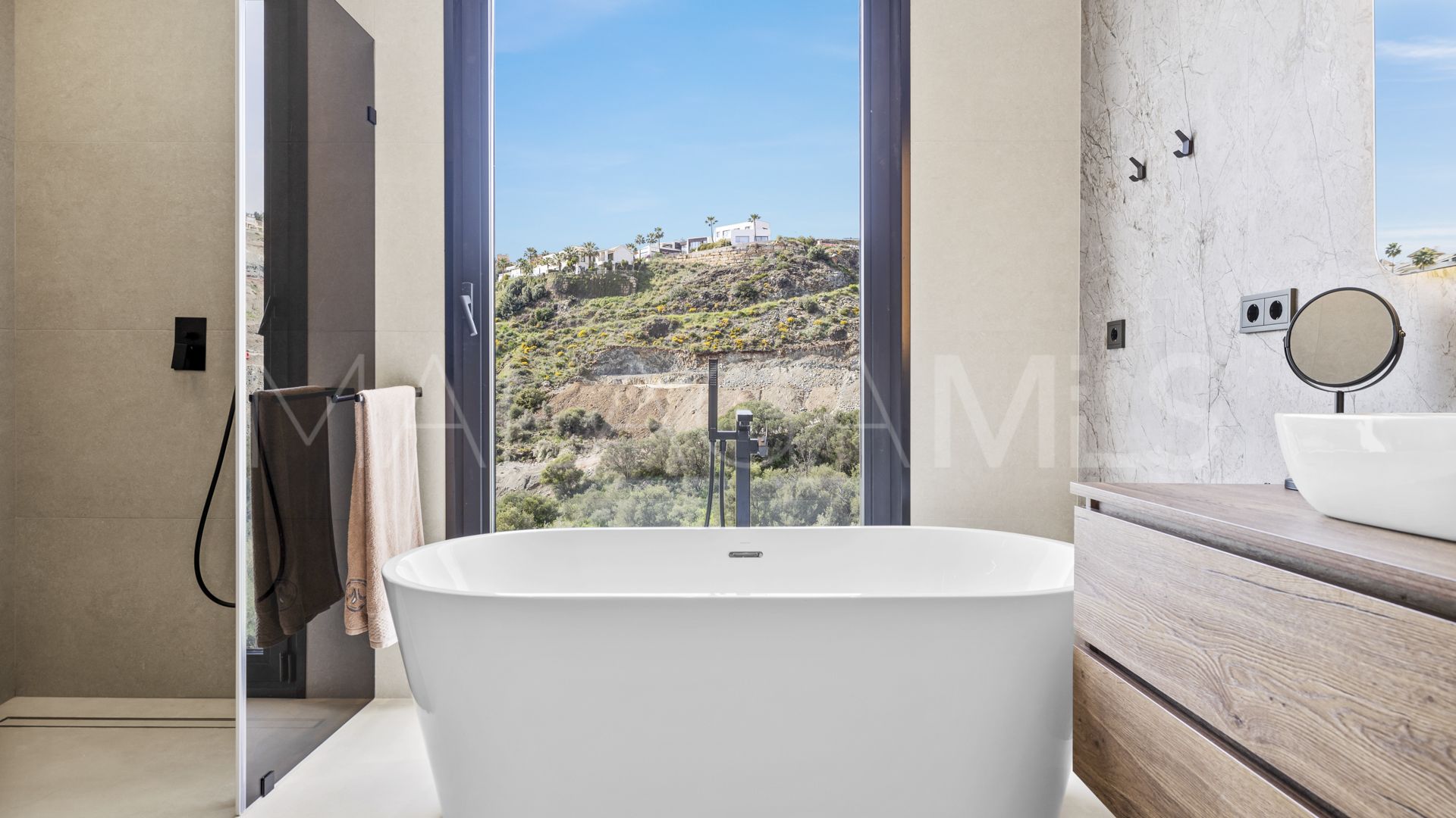 Villa for sale in Benahavis