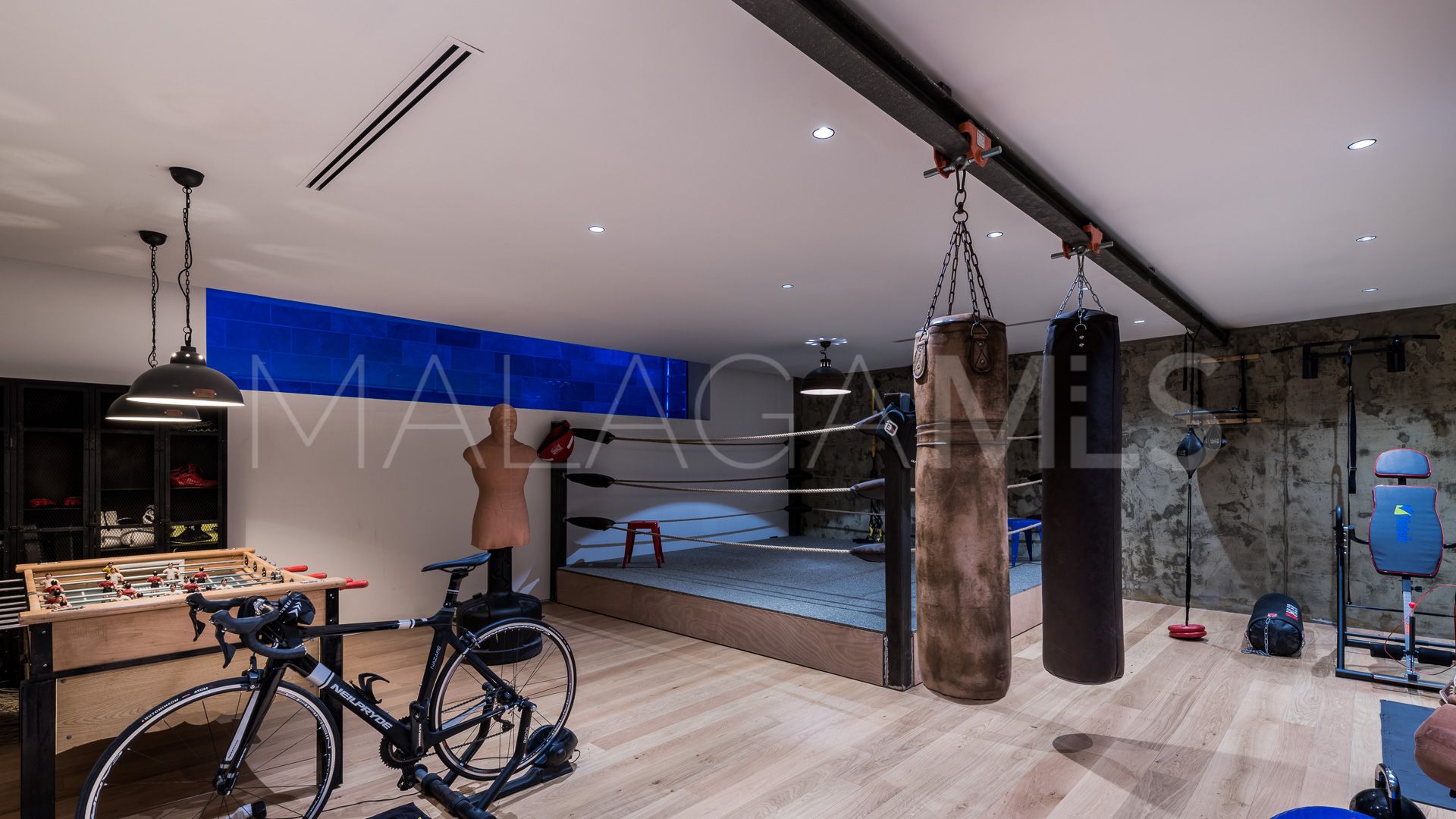 Villa for sale in Nagüeles with 6 bedrooms