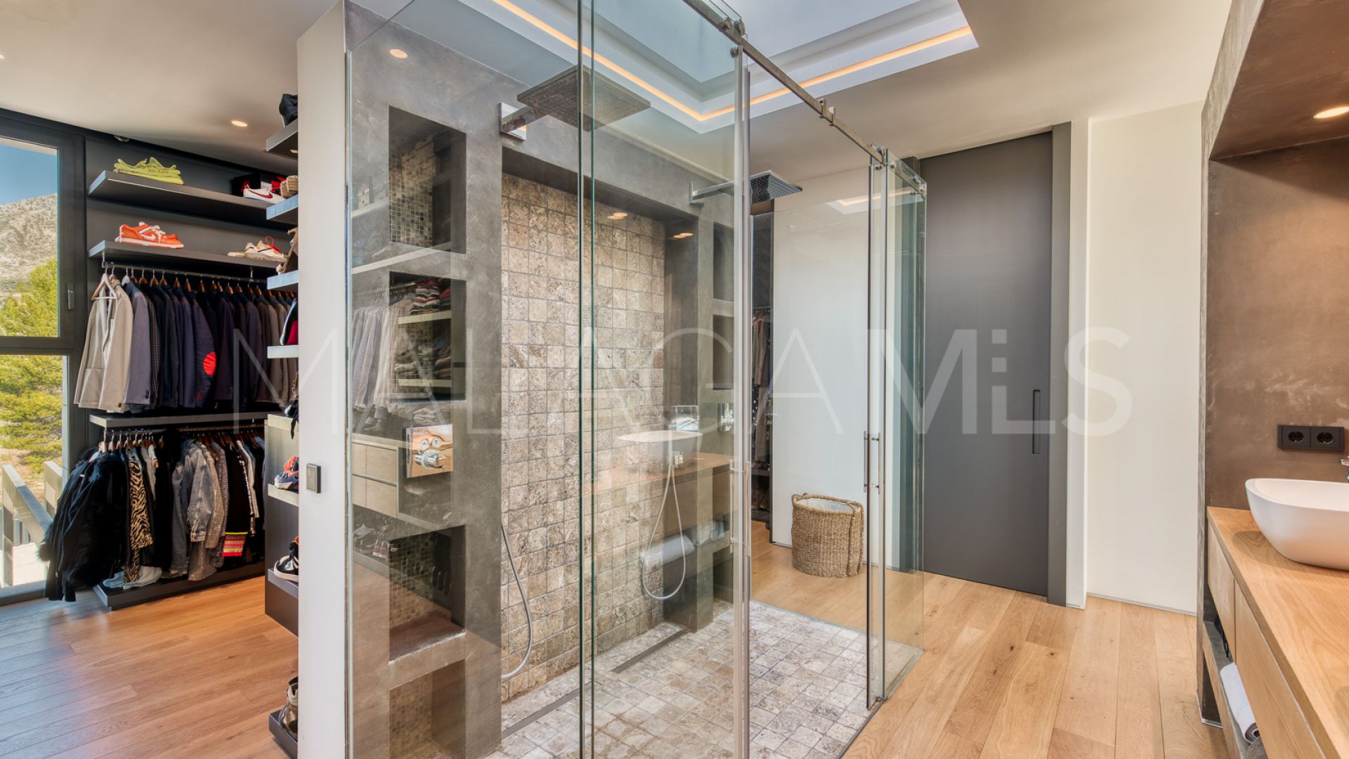 Villa for sale in Nagüeles with 6 bedrooms