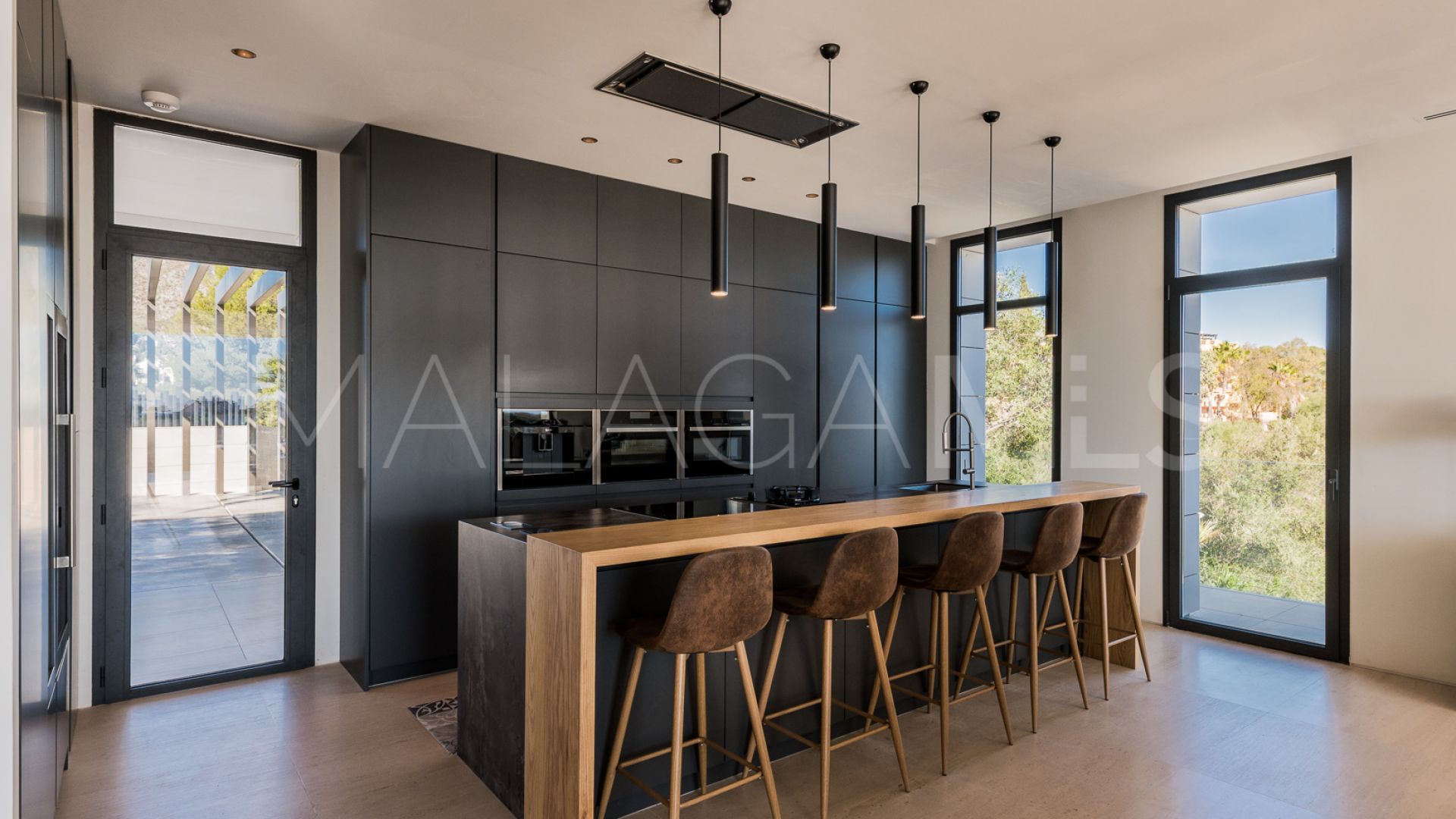 Villa for sale in Nagüeles with 6 bedrooms