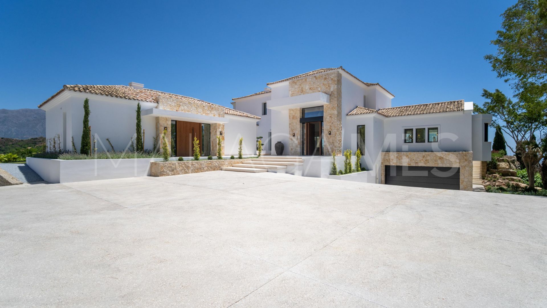 Villa for sale in Benahavis