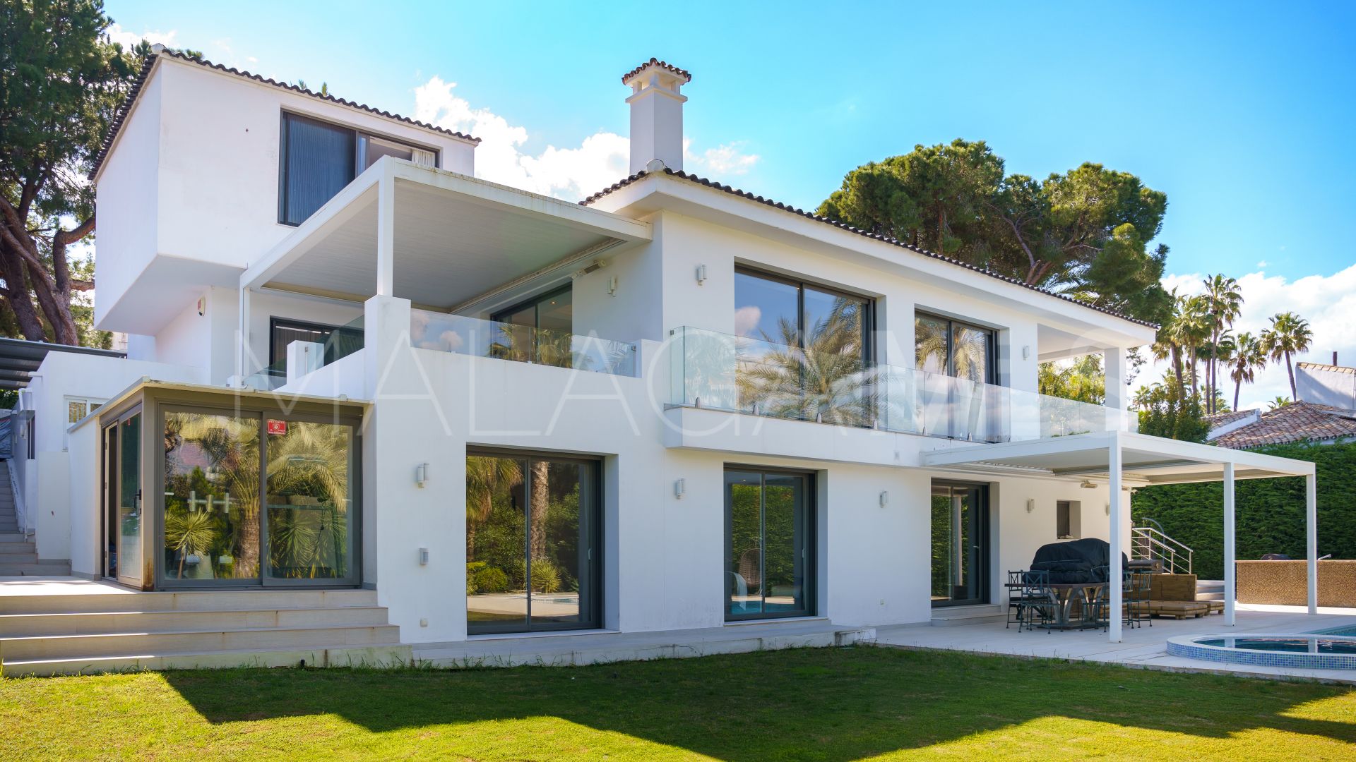 Villa for sale in Nueva Andalucia