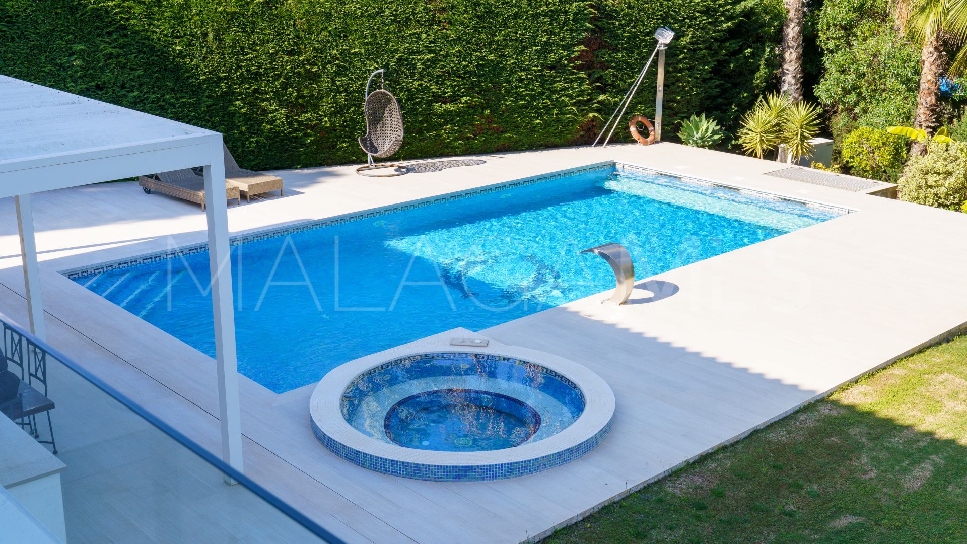Villa for sale in Nueva Andalucia
