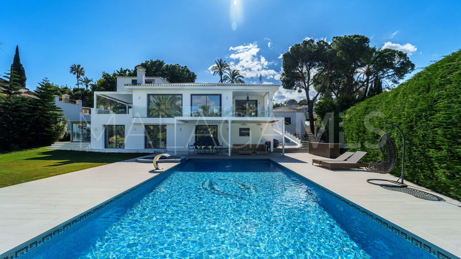 Villa for sale in Nueva Andalucia