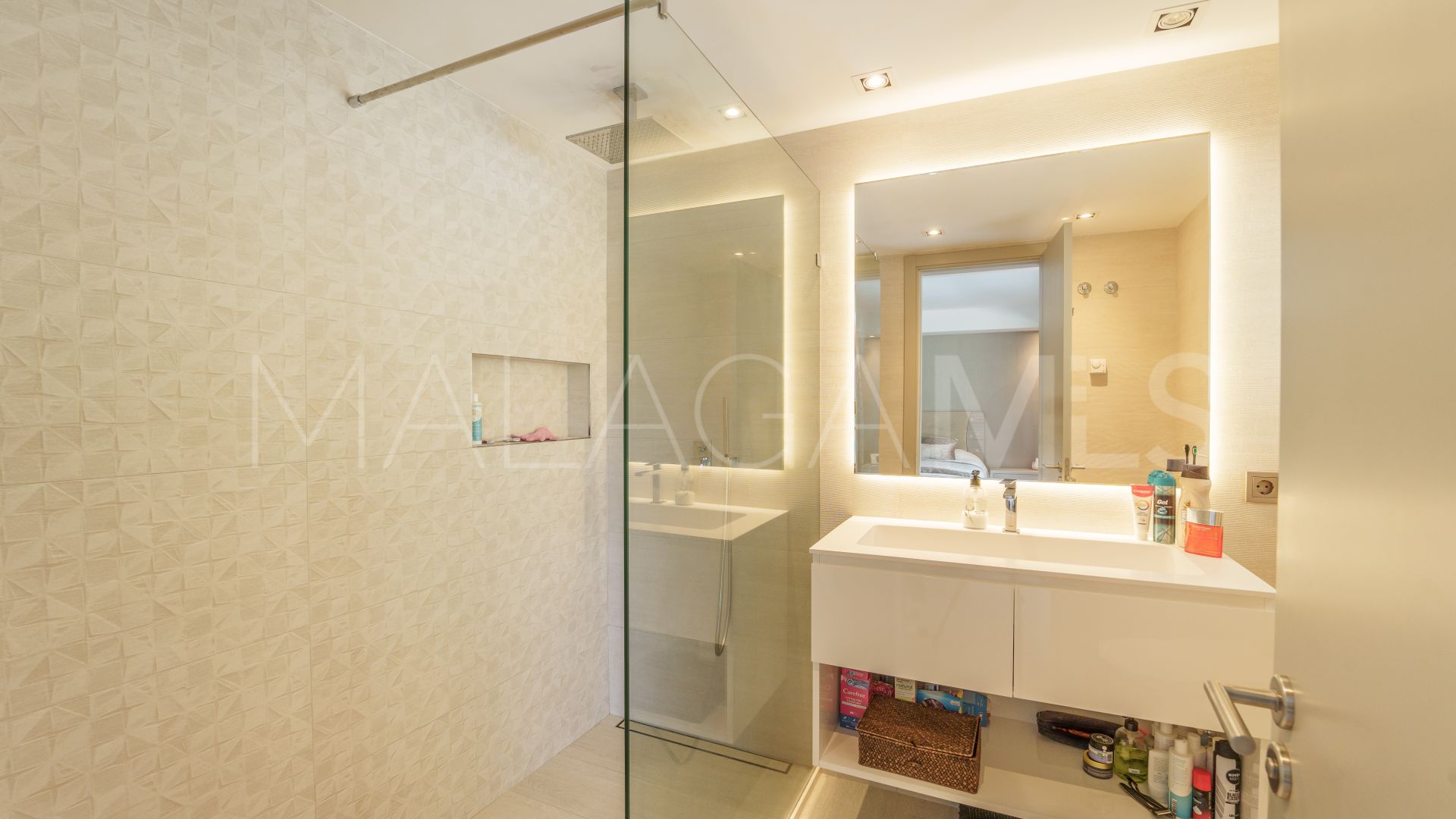 Villa for sale in Nueva Andalucia
