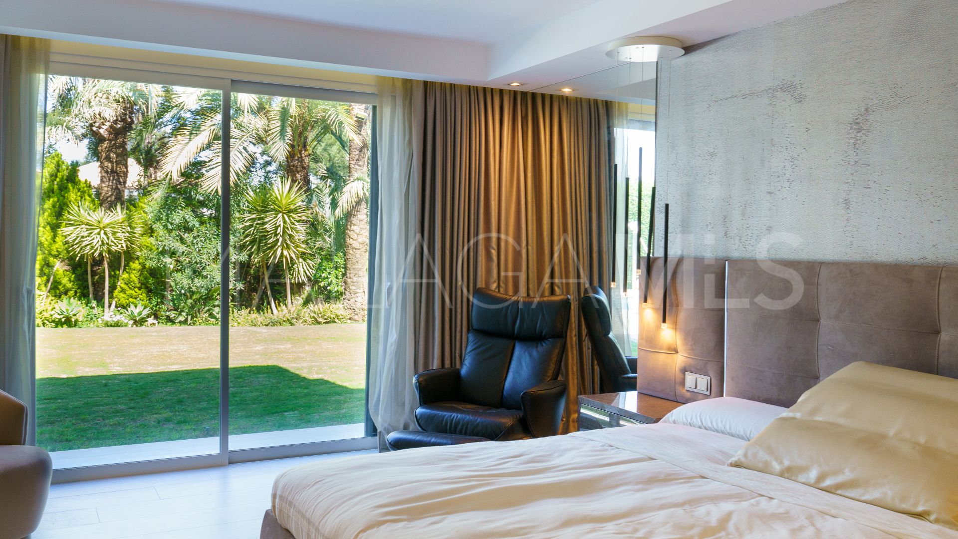 Villa for sale in Nueva Andalucia