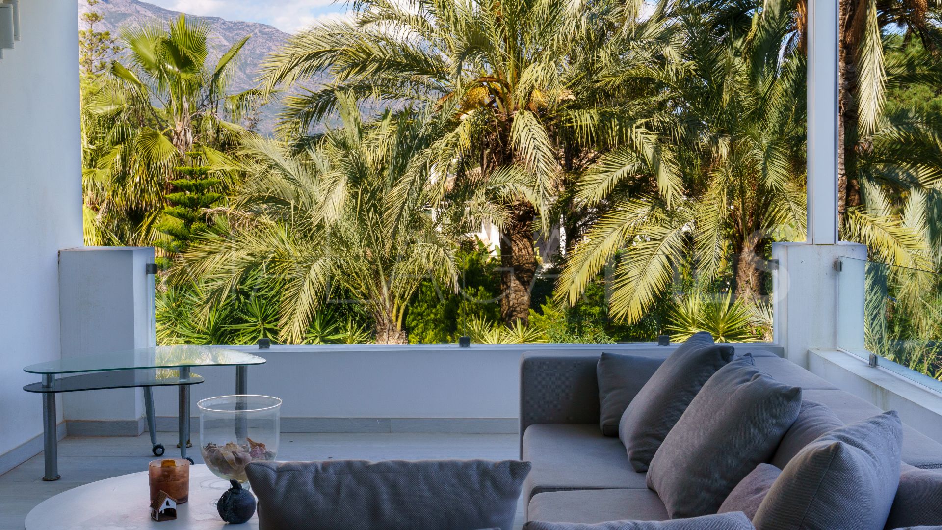 Villa for sale in Nueva Andalucia