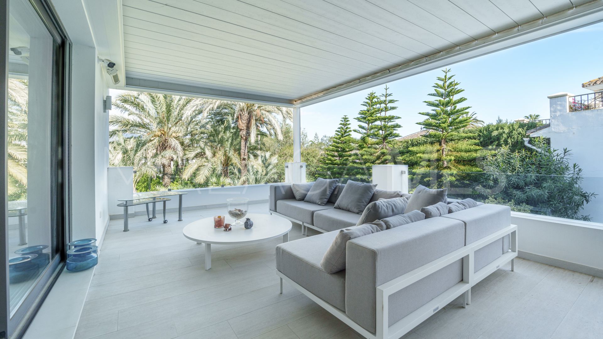 Villa for sale in Nueva Andalucia