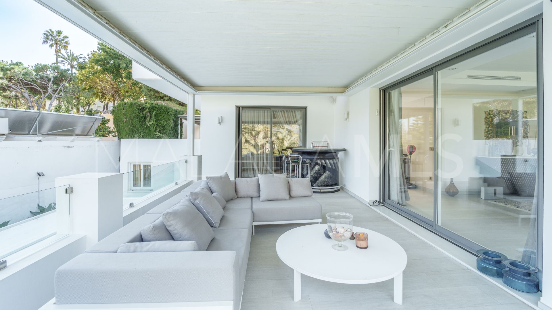 Villa for sale in Nueva Andalucia