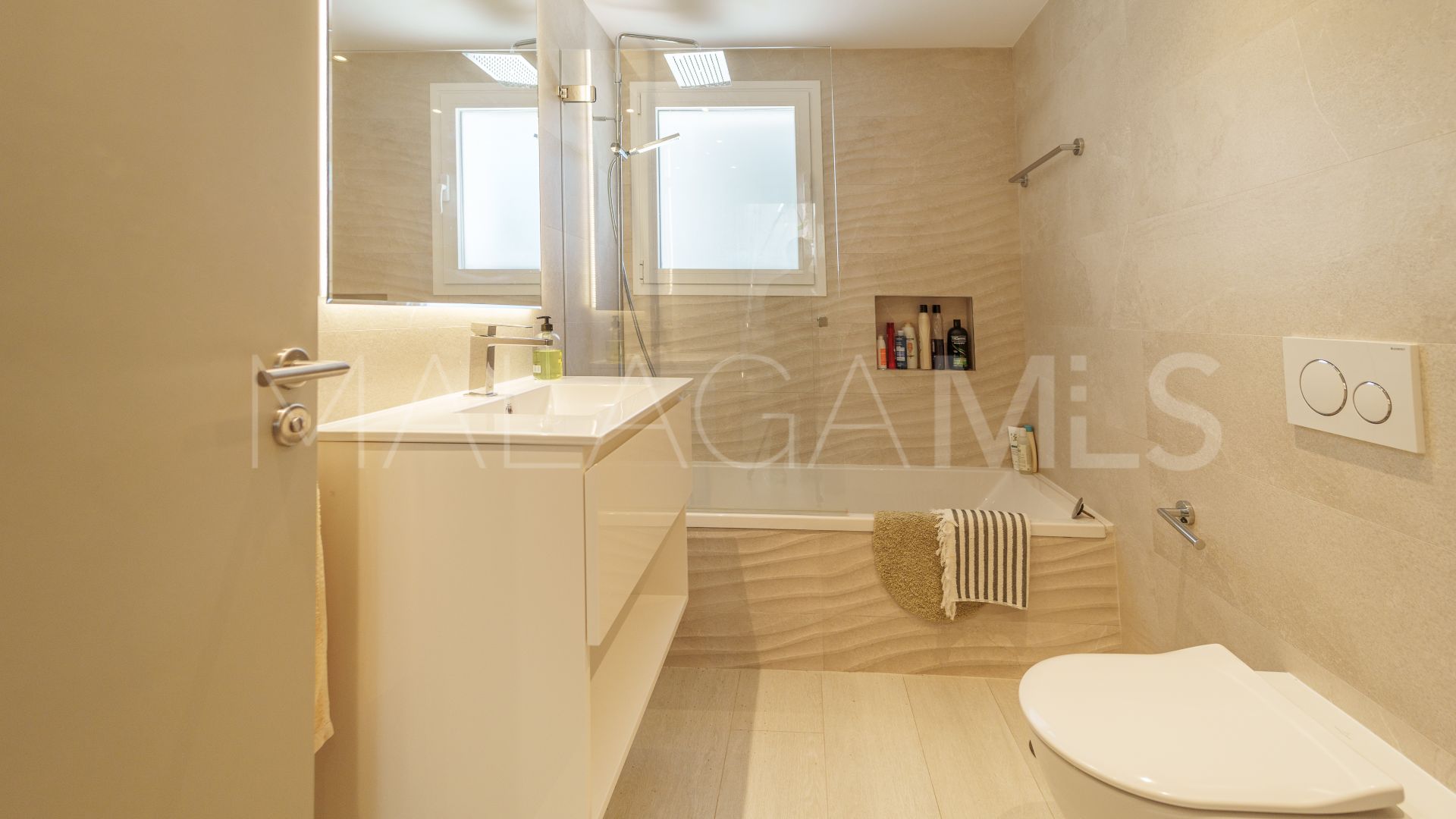 Villa for sale in Nueva Andalucia