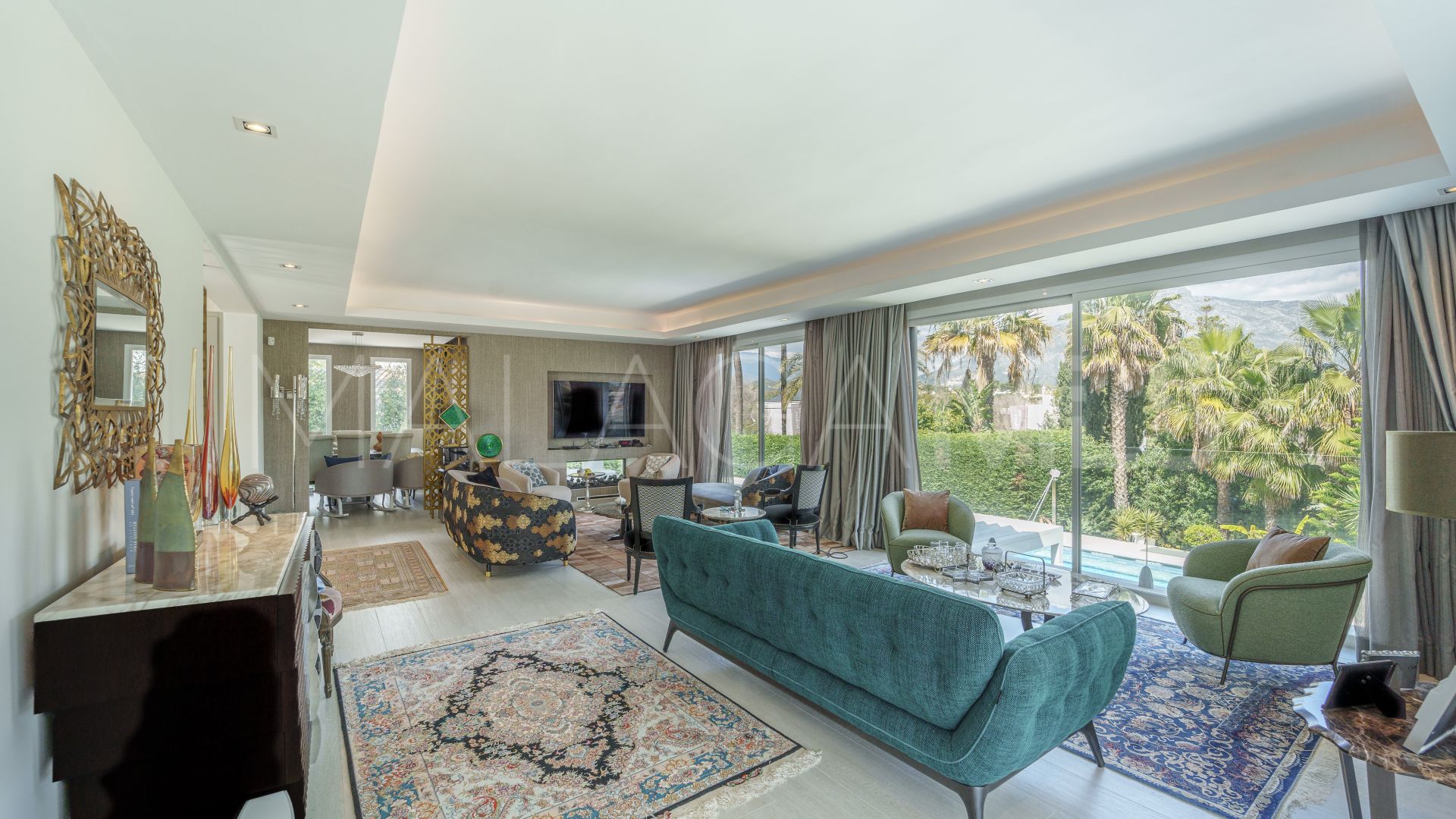 Villa for sale in Nueva Andalucia