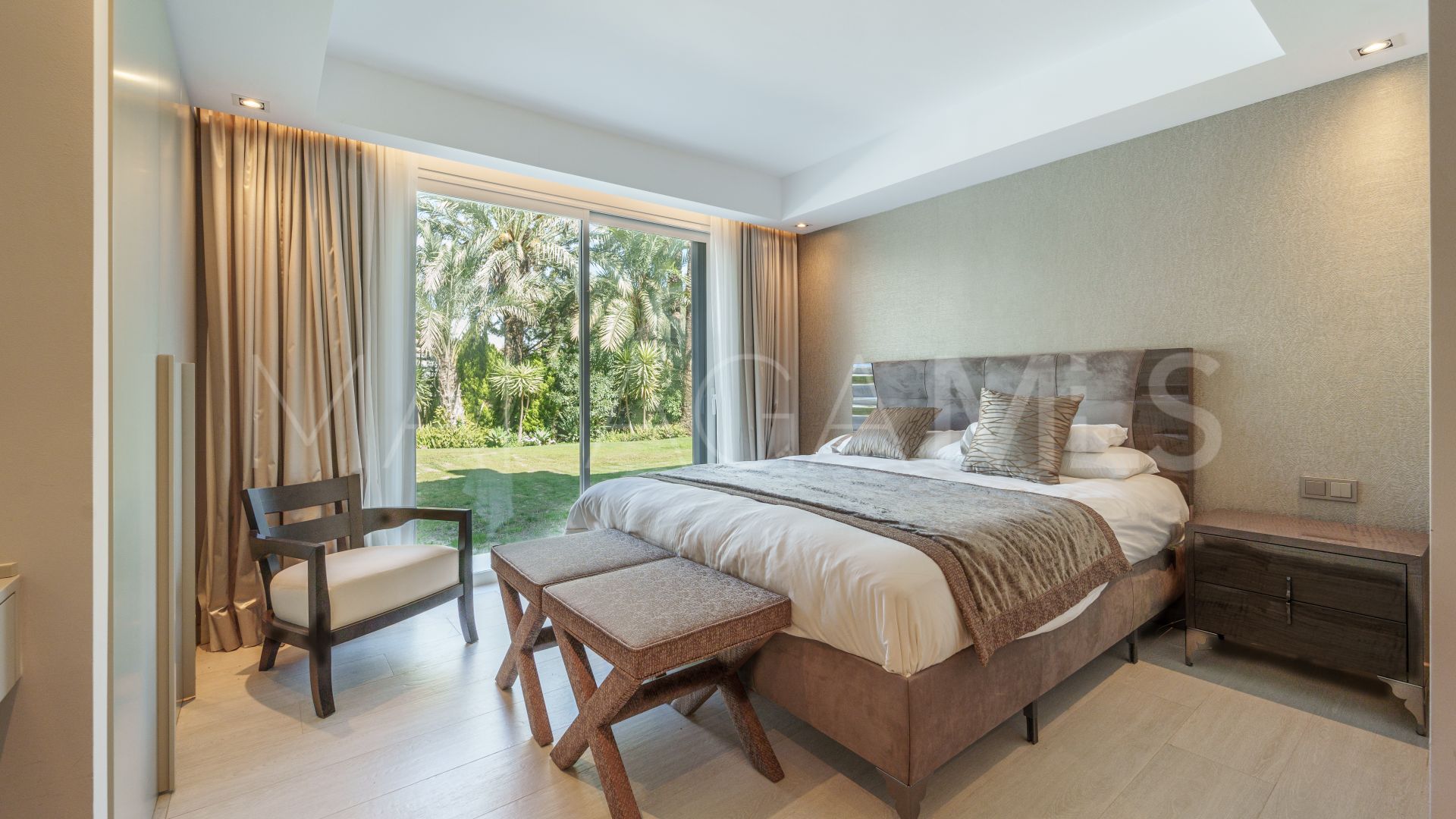 Villa for sale in Nueva Andalucia