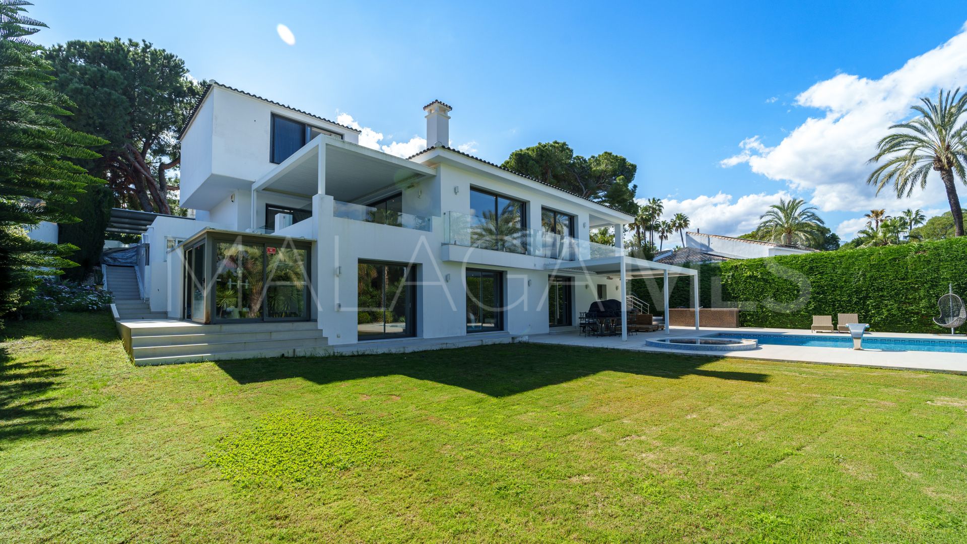 Villa for sale in Nueva Andalucia