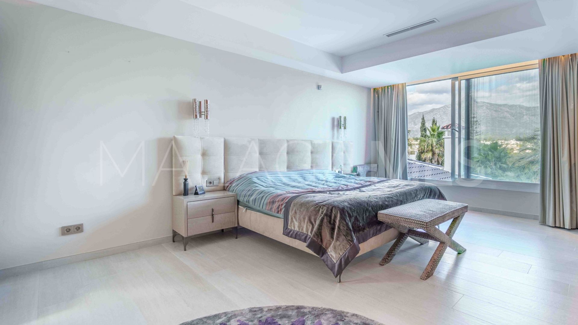 Villa for sale in Nueva Andalucia