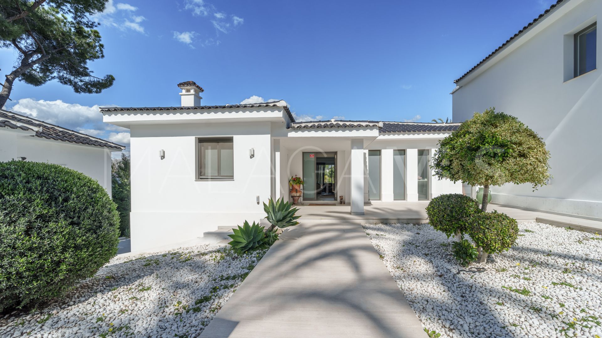 Villa for sale in Nueva Andalucia