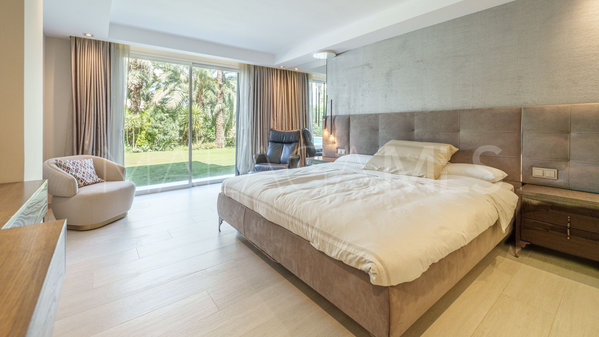 Villa for sale in Nueva Andalucia