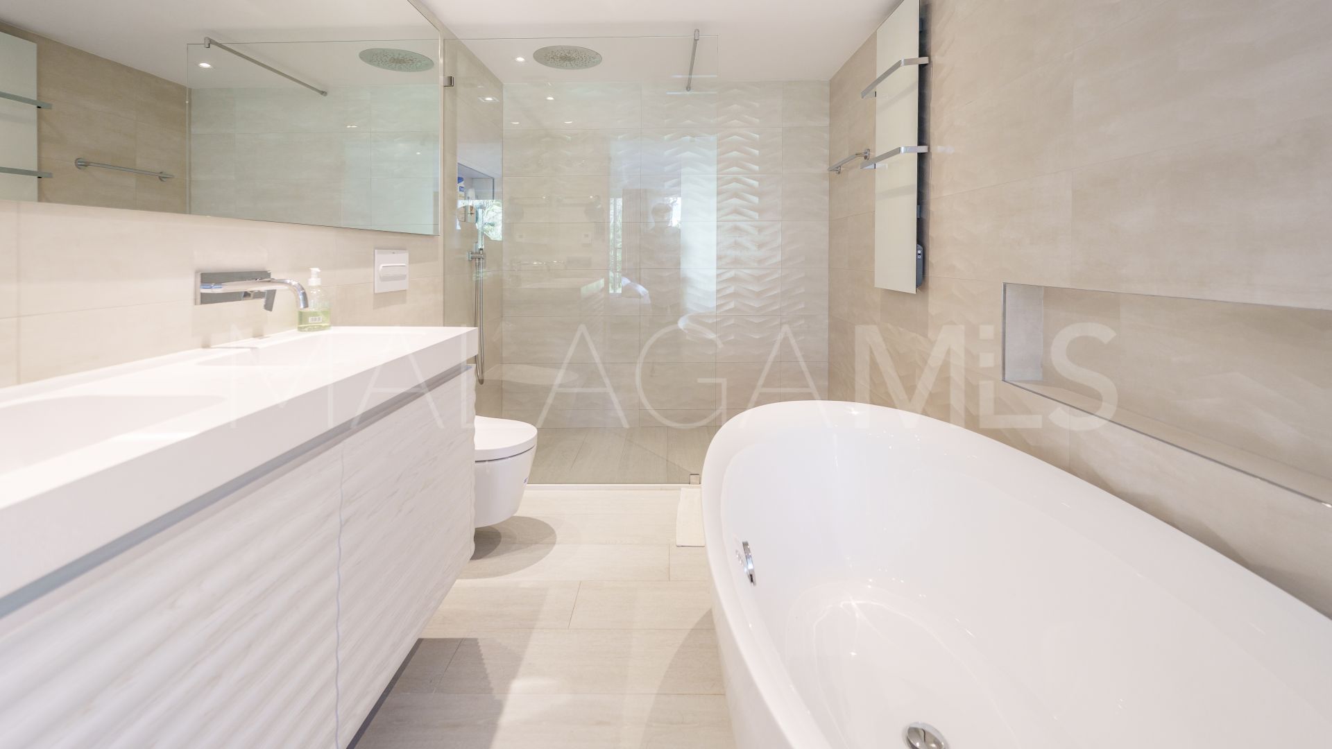 Villa for sale in Nueva Andalucia