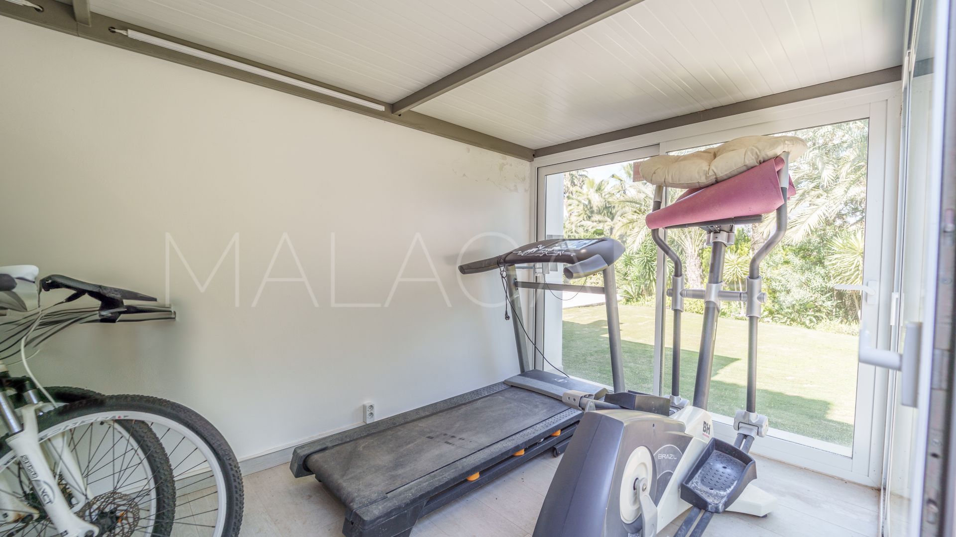 Villa for sale in Nueva Andalucia
