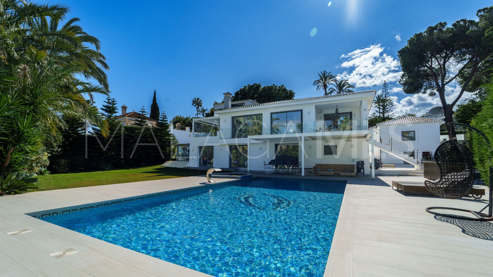 Villa for sale in Nueva Andalucia