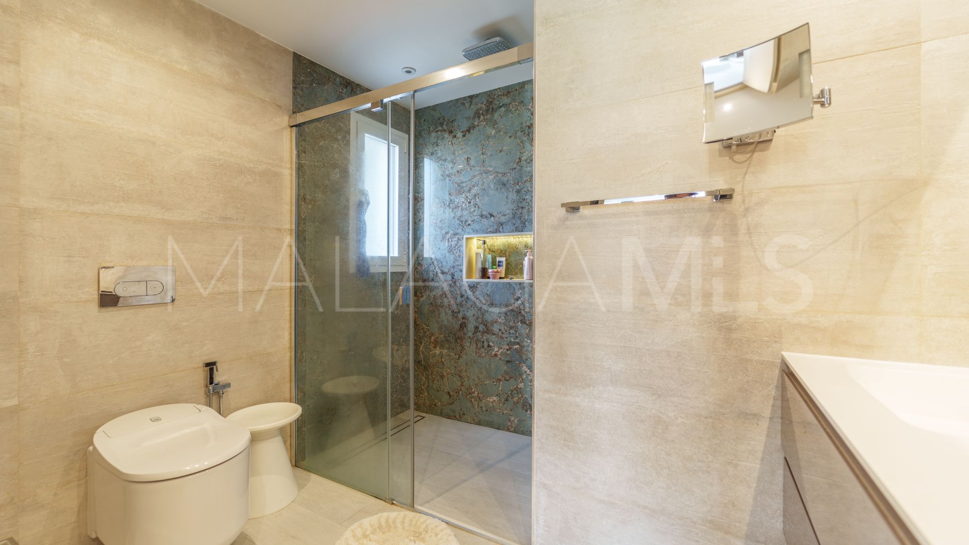 Villa for sale in Nueva Andalucia