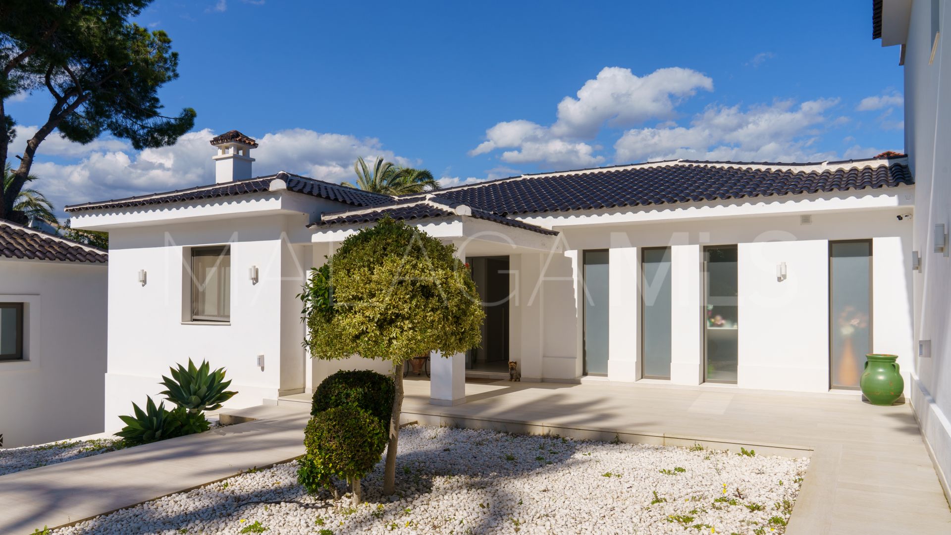 Villa for sale in Nueva Andalucia