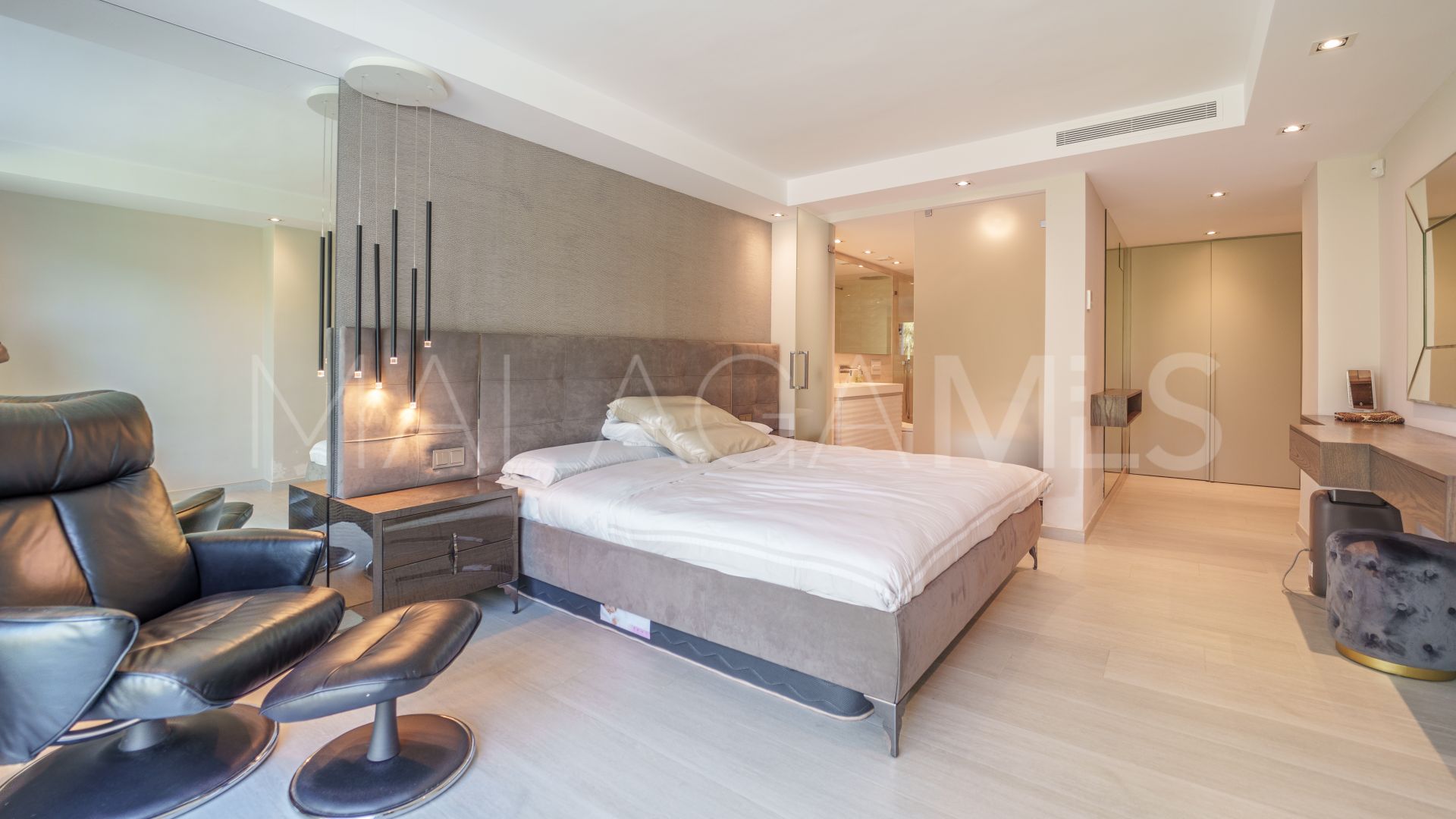 Villa for sale in Nueva Andalucia