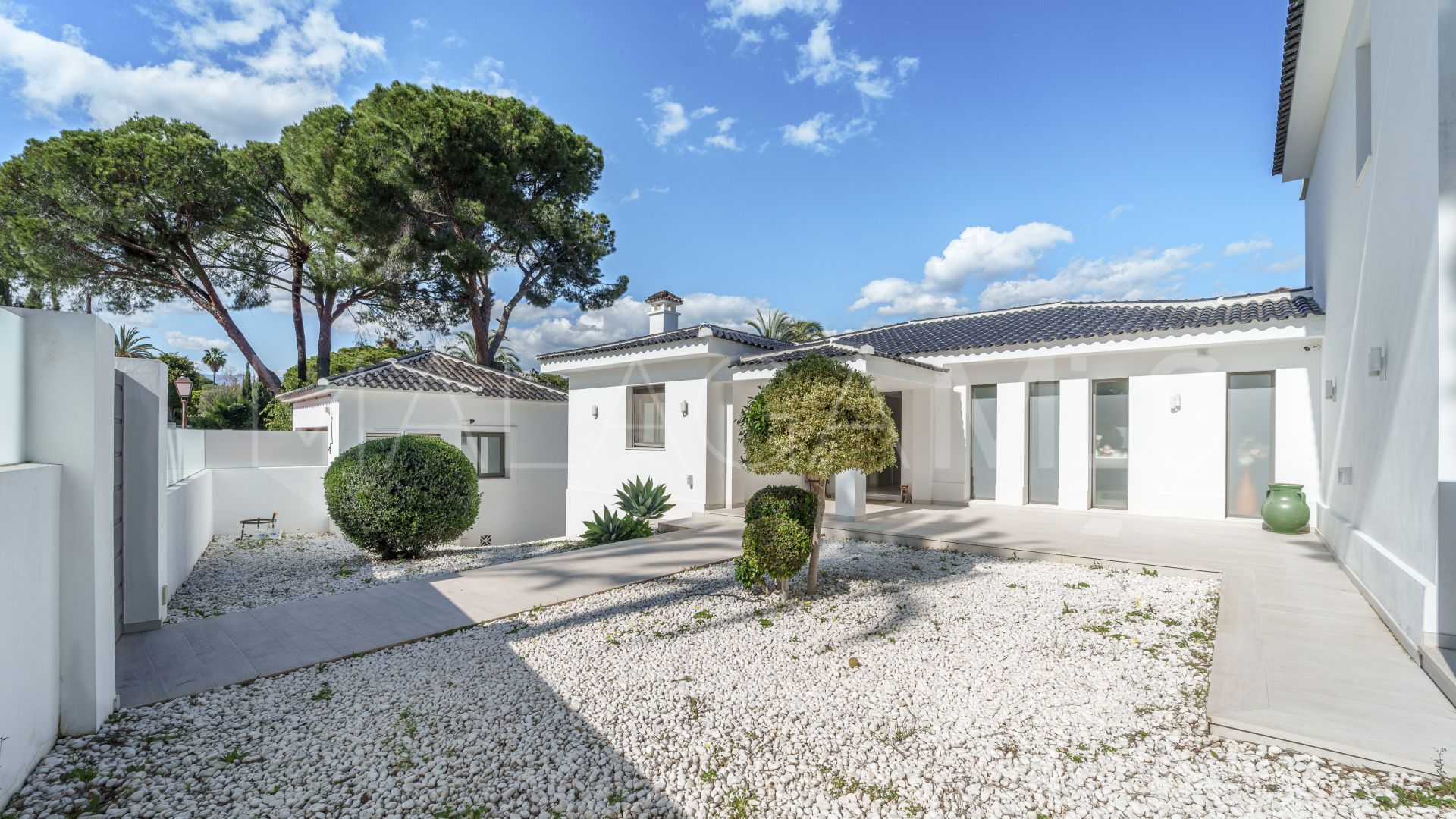 Villa for sale in Nueva Andalucia