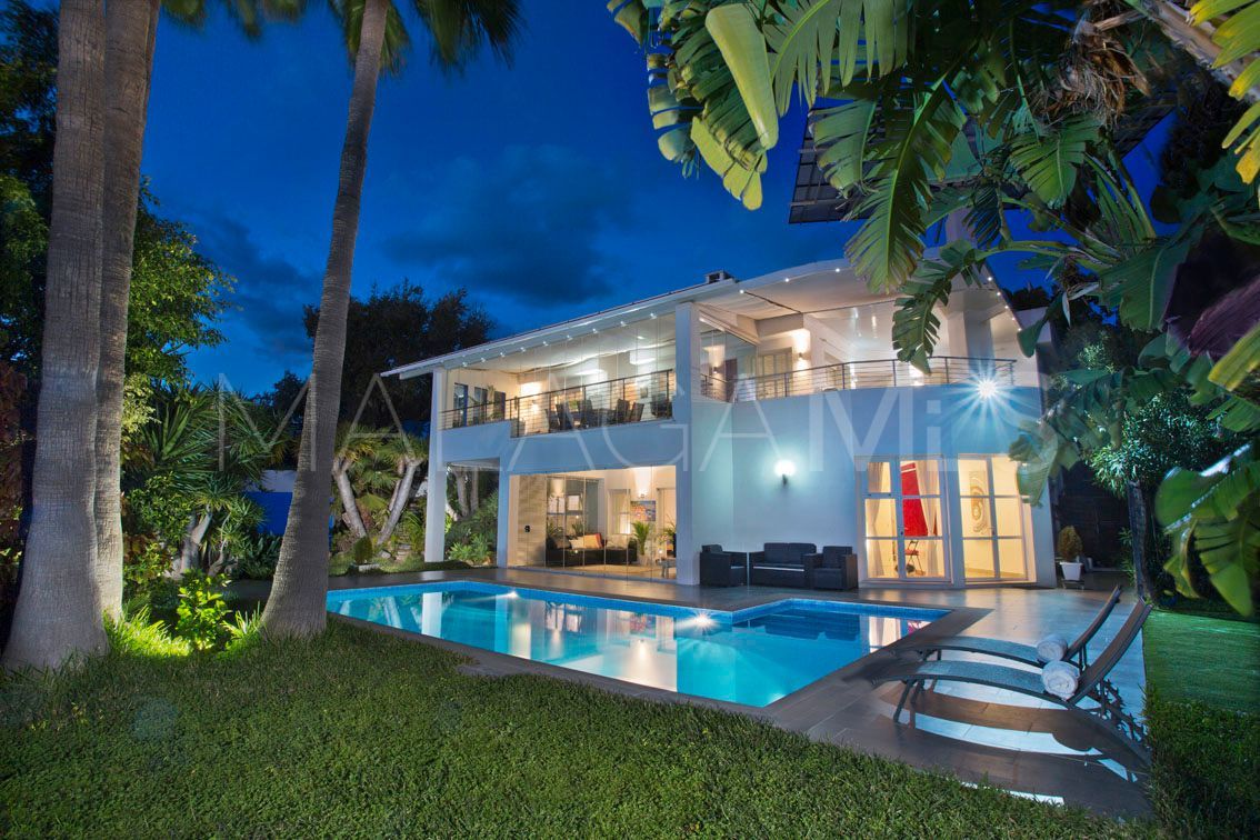 Villa for sale in Elviria