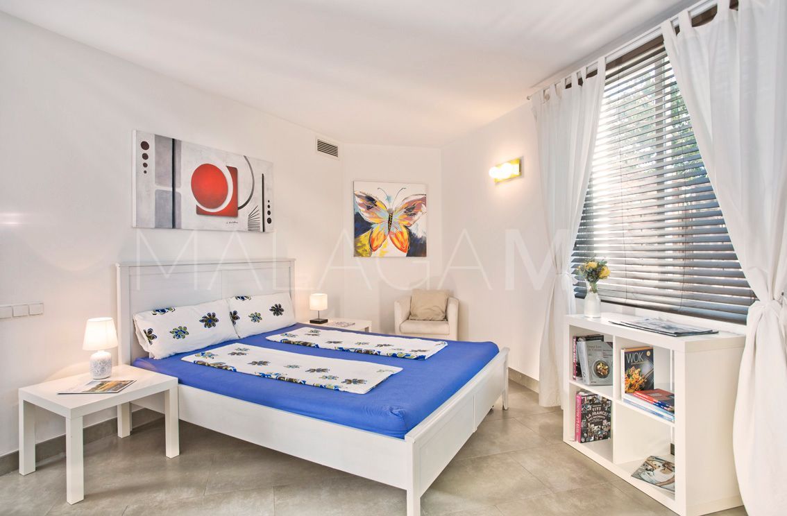 Villa for sale in Elviria