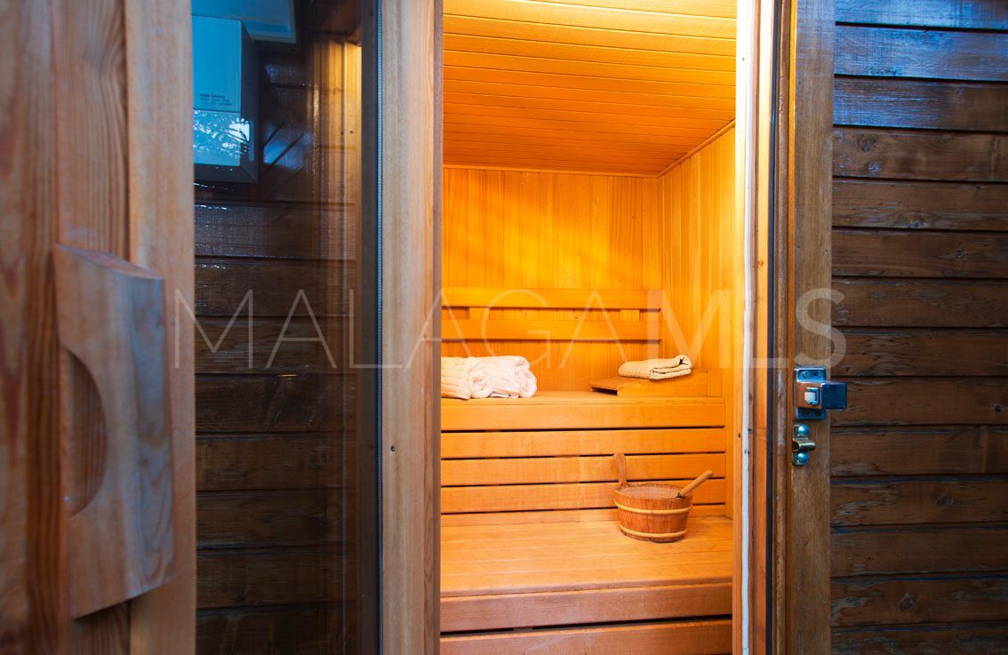 Villa for sale in Elviria