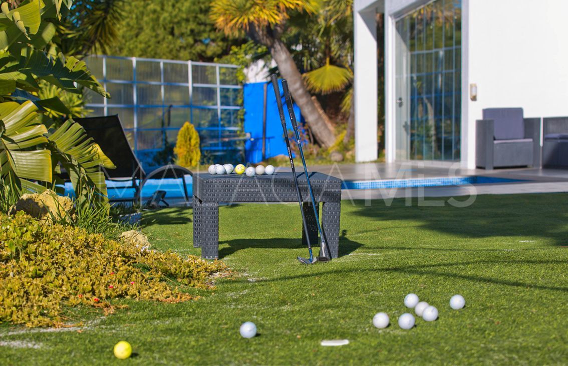 Villa for sale in Elviria