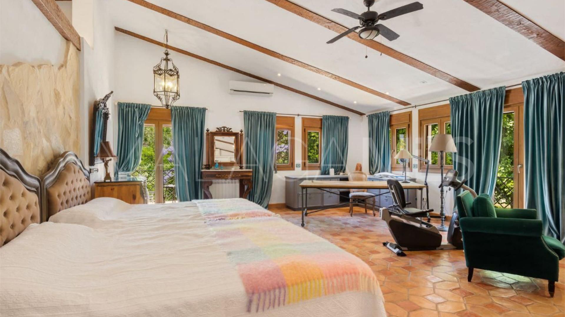 Villa for sale in Guadalmina Baja