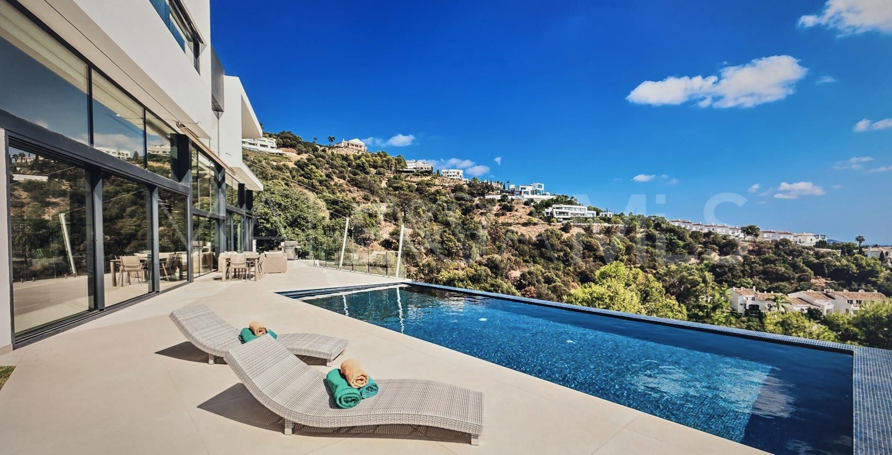 Villa for sale in Los Altos de los Monteros