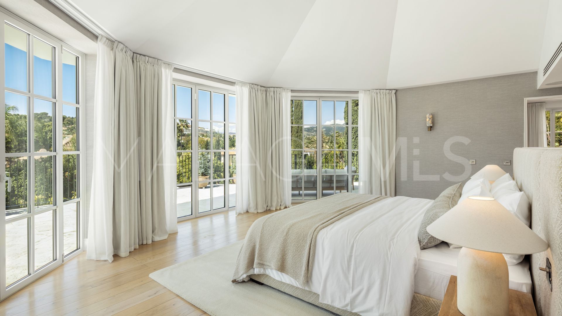 Villa for sale in Nueva Andalucia