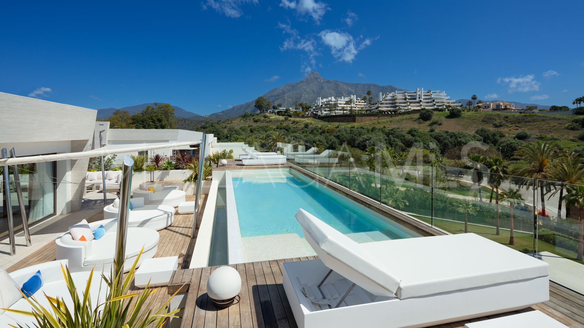 4 bedrooms duplex penthouse in Marbella Golden Mile for sale