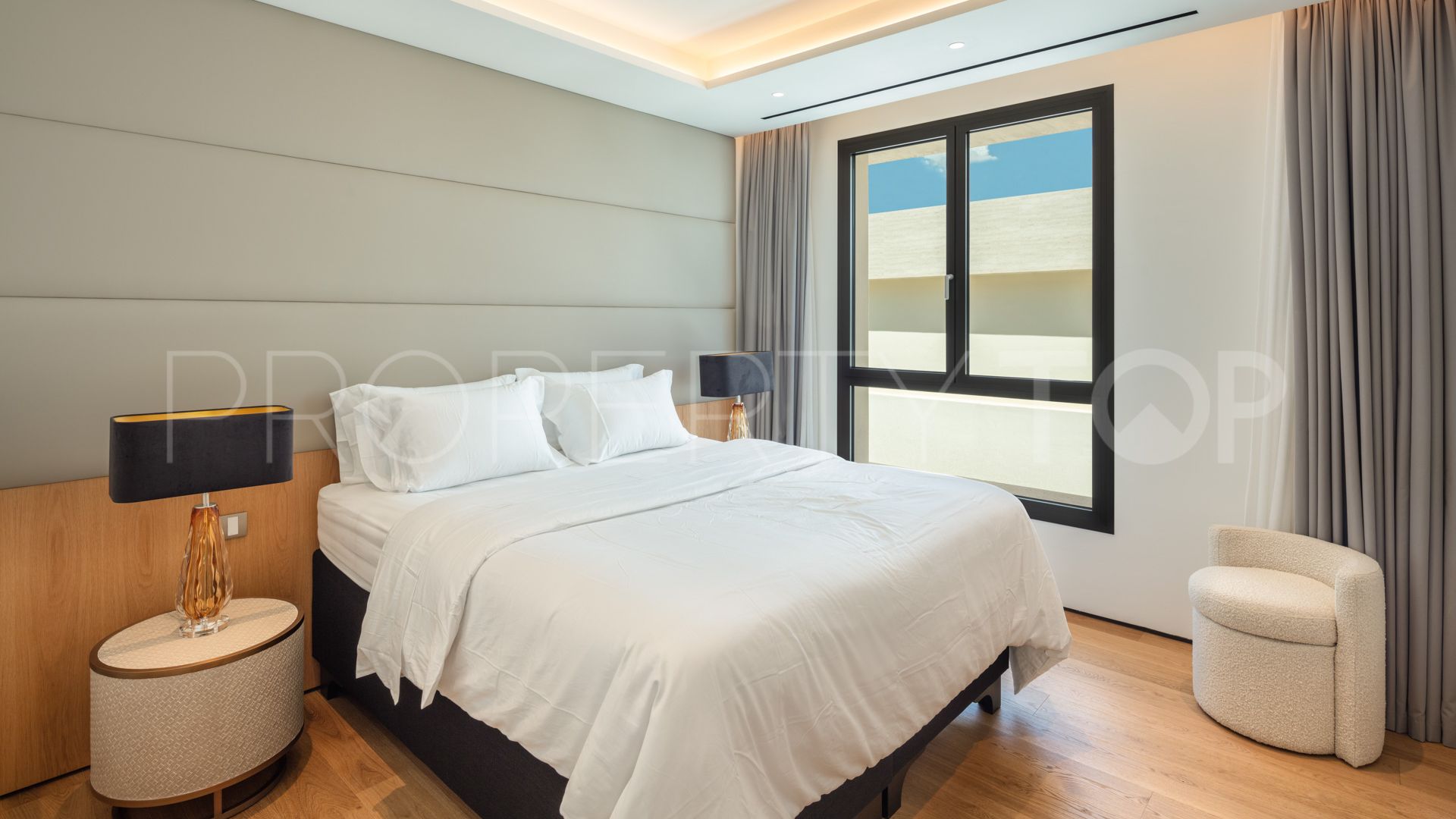 Se vende atico duplex con 4 dormitorios en Marbella Golden Mile