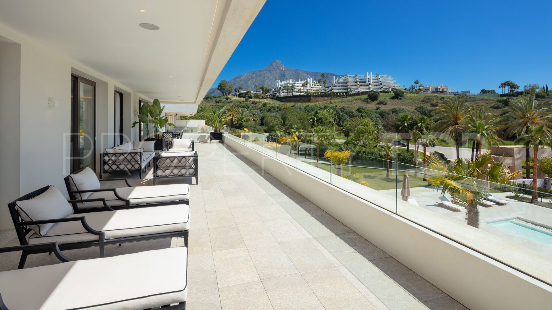 Se vende atico duplex con 4 dormitorios en Marbella Golden Mile