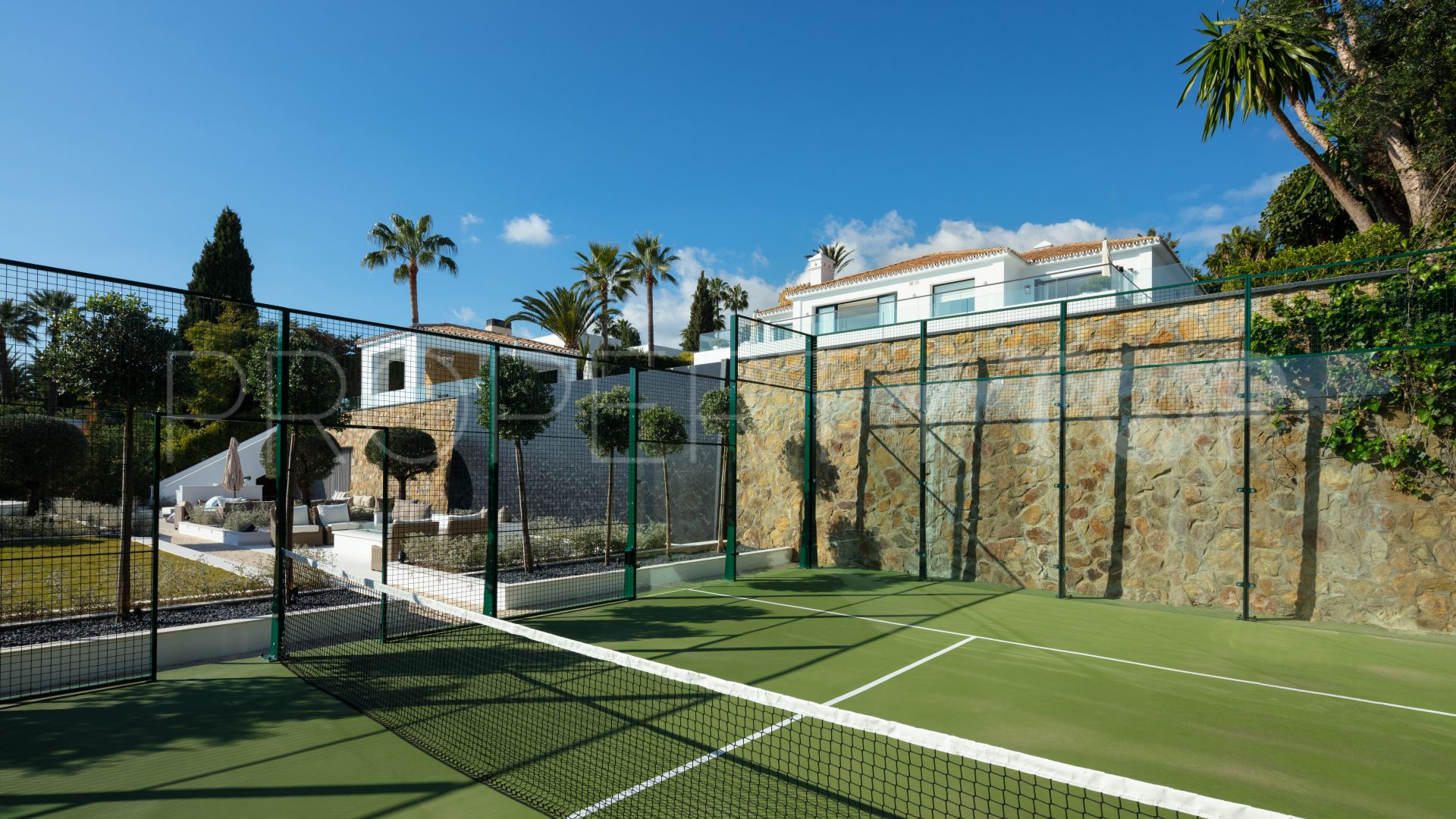 Villa con 5 dormitorios a la venta en Nueva Andalucia