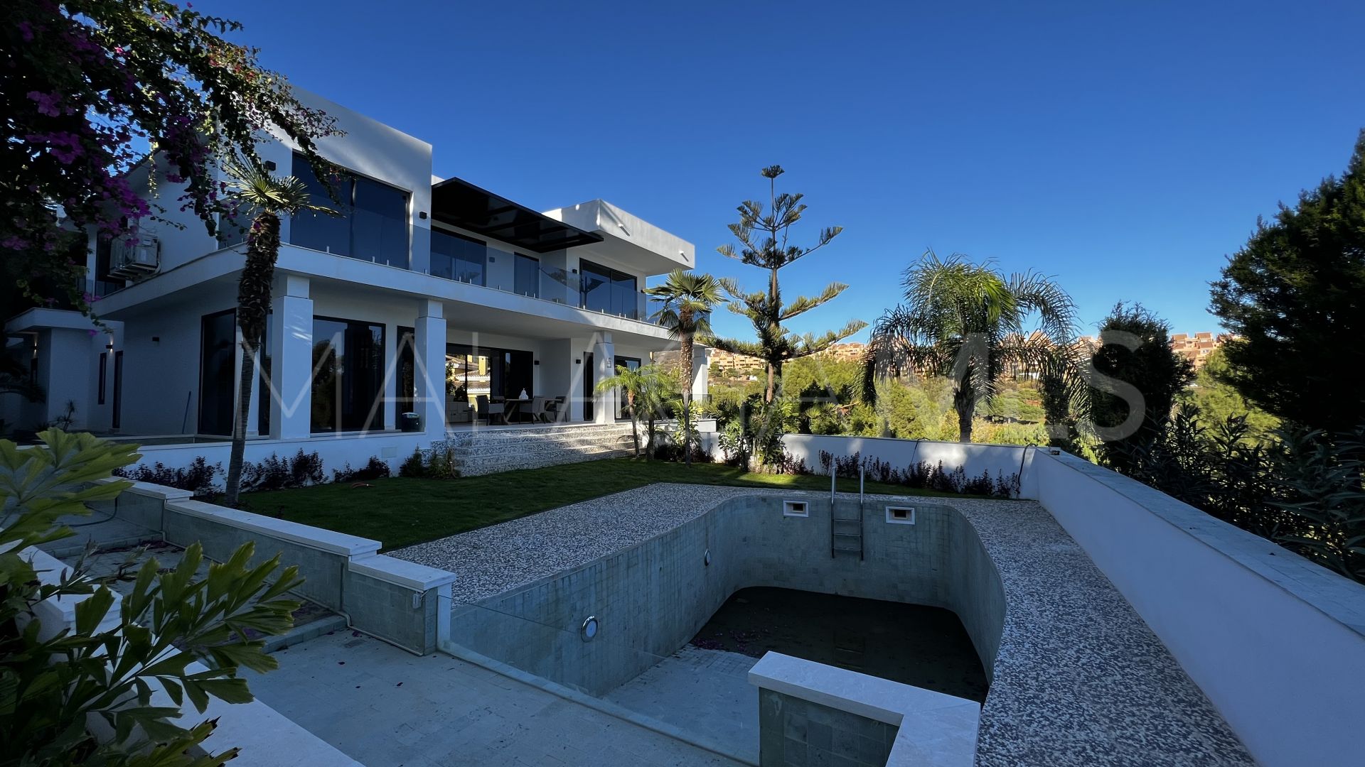 For sale villa with 4 bedrooms in Marbella East