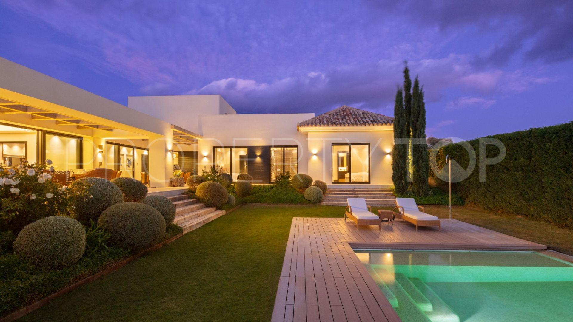 Buy villa in Nueva Andalucia with 5 bedrooms