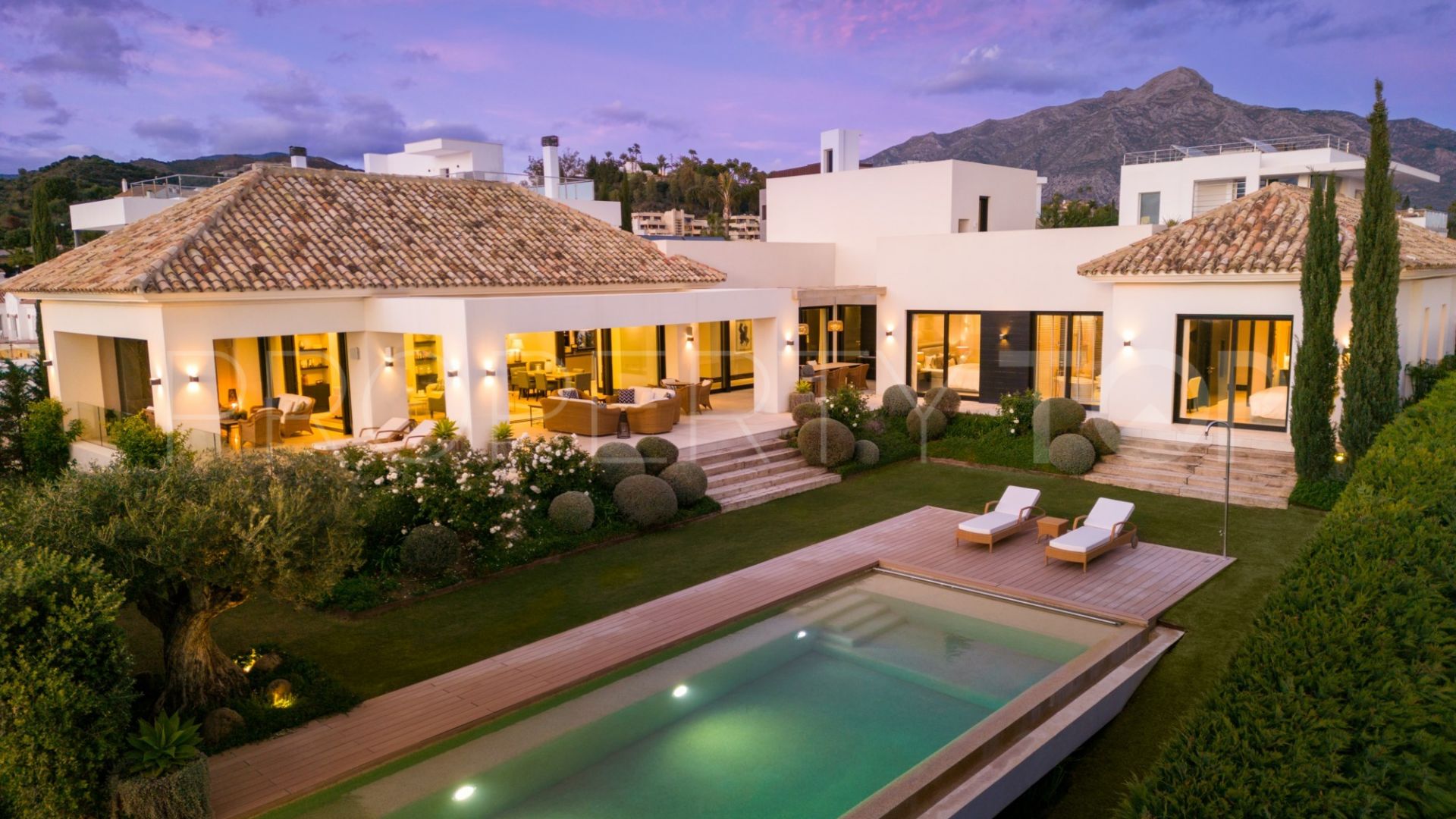 Buy villa in Nueva Andalucia with 5 bedrooms