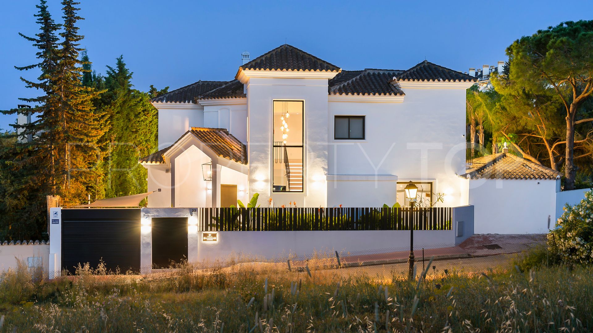 Villa for sale in Nueva Andalucia