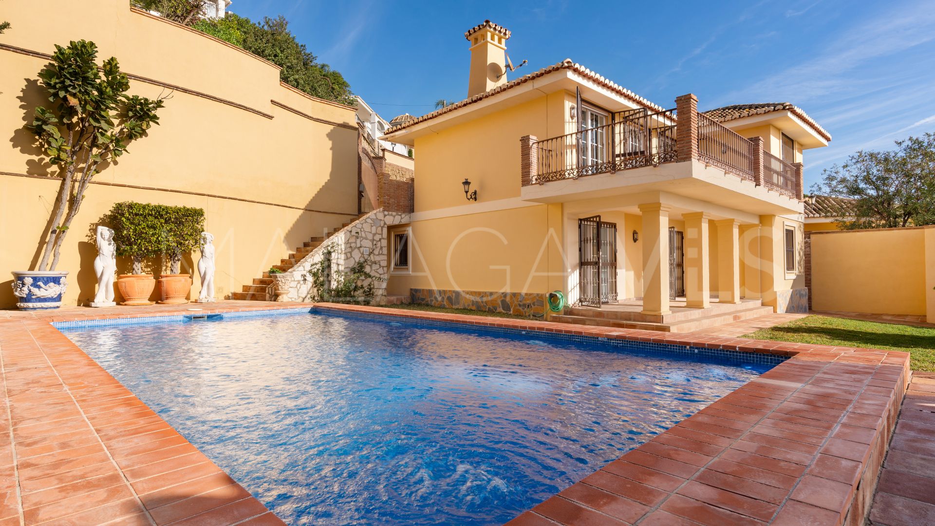 Villa for sale in Benalmadena