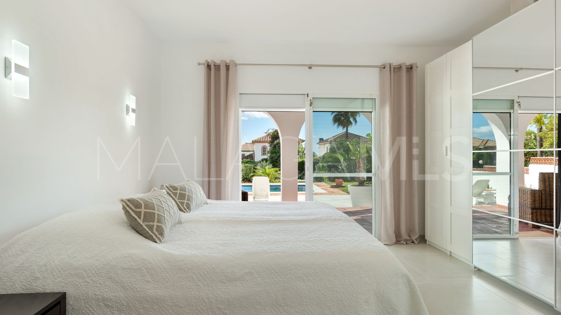 Villa for sale in Manilva