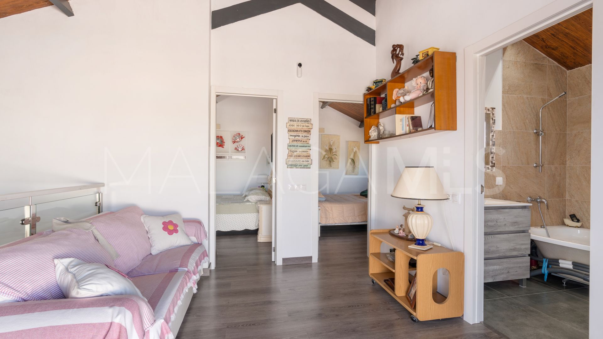 Parhus for sale in Calipso