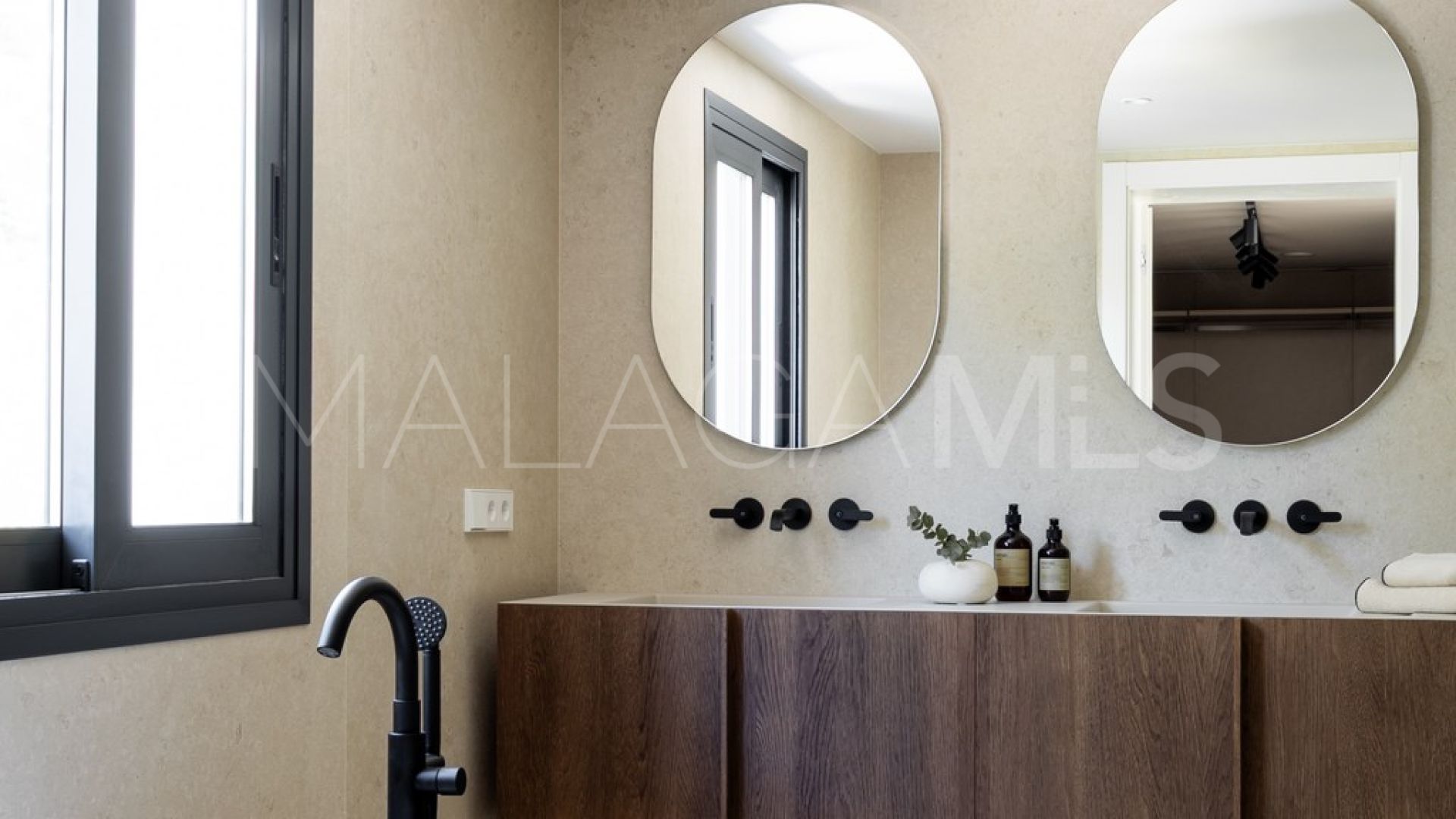 4 bedrooms villa in Altos del Paraiso for sale