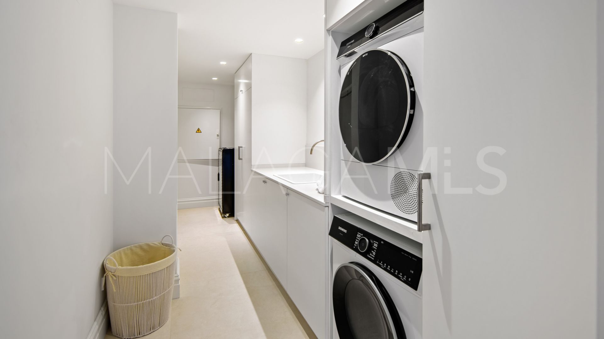 Villa for sale in Nueva Andalucia